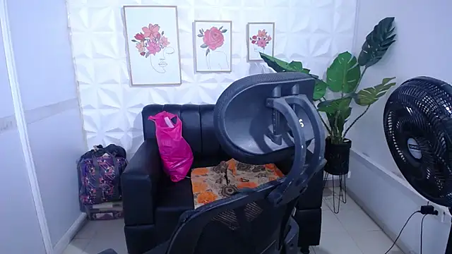 Snapshot of Valentinaa_mature chatting on November 2025 04:49:01 AM Valentinaa mature online show from November 2025 04:49:01 AM