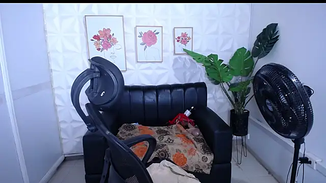 Snapshot of Valentinaa_mature chatting on December 2025 03:46:02 AM Valentinaa mature online show from December 2025 03:46:02 AM