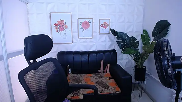 Valentinaa mature online show from March 2026 07:43:02 PM